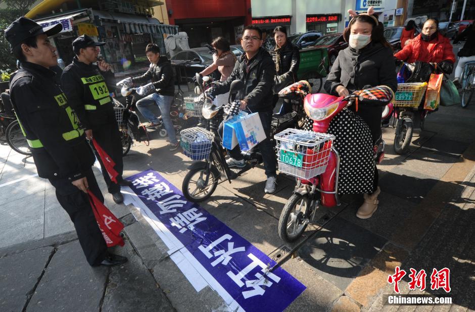 福州街头首现“二次过街等待区”