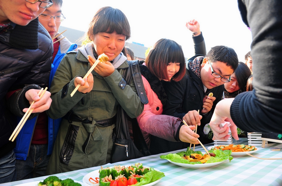 大学开昆虫宴吃光50斤虫子 教授带头吃蛆